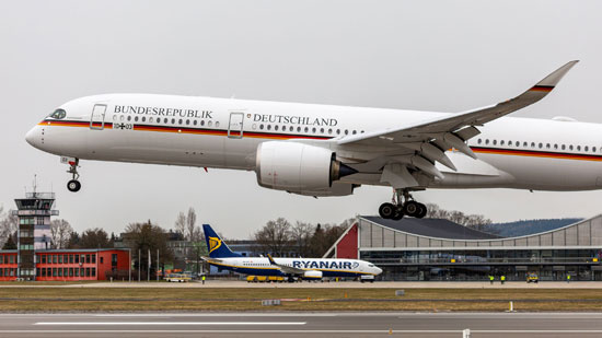 Plätze in dieser Maschine sind nicht buchbar. Die A350 „Kurt Schumacher“, der neue Regierungsflieger, zu Gast am Flughafen Memmingen. Piloten der Luftwaffe übten das Flugmanöver „Low Approach“, bei dem die Landebahn in niedriger Höhe überflogen wird. Bild: Maximilian Mair